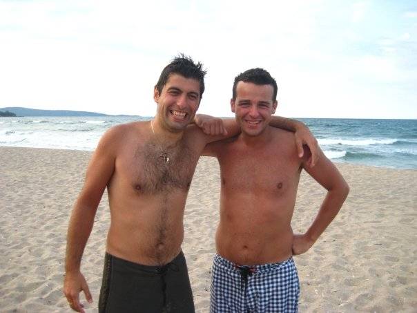  Кирил Петков и неговият другар и приемник в бизнеса – Мартин Драгулев на плажа “Корал ” 